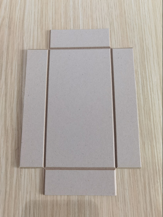 Mesin alur otomatis Mesin alur kardus Posisi presisi bidirectional V Mesin pemotongan Kecepatan 32 pcs / min