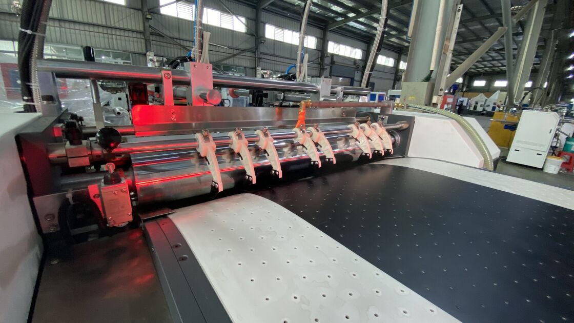 Mesin Pembuat Kotak Kaku Pembentukan Ganda Pemberian Ganda Kecepatan Tinggi Presisi Tinggi Kontrol Servo Penuh