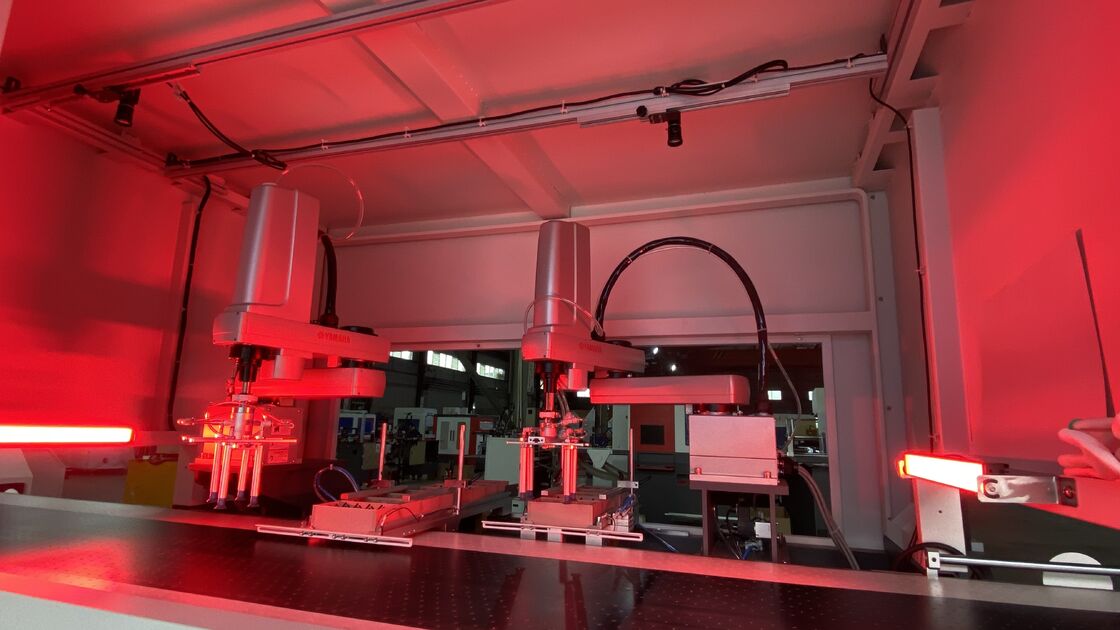 Mesin Pembuat Kotak Kaku Pembentukan Ganda Pemberian Ganda Kecepatan Tinggi Presisi Tinggi Kontrol Servo Penuh