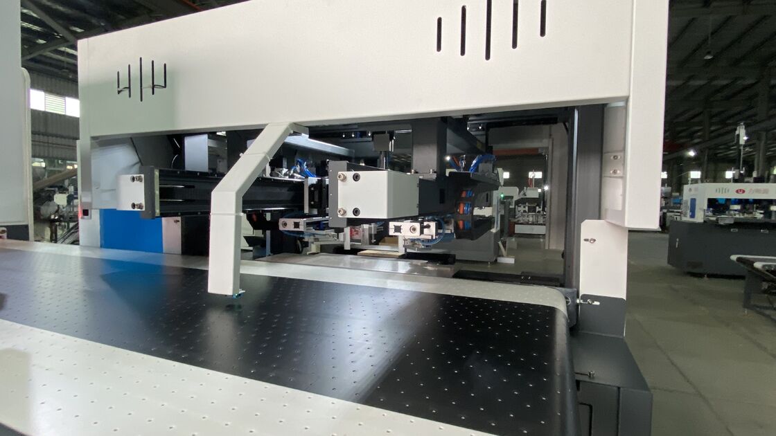 Mesin Pembuat Kotak Kaku Pembentukan Ganda Pemberian Ganda Kecepatan Tinggi Presisi Tinggi Kontrol Servo Penuh