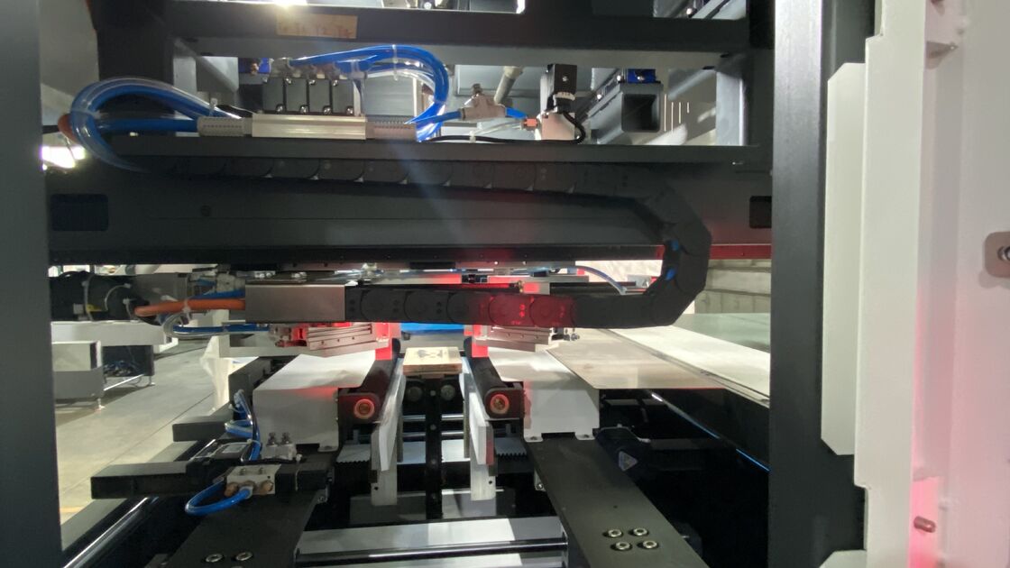 Mesin Pembuat Kotak Kaku Pembentukan Ganda Pemberian Ganda Kecepatan Tinggi Presisi Tinggi Kontrol Servo Penuh