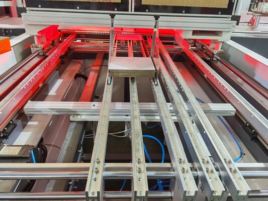 Mesin Posisi Otomatis Kecepatan 35 sampai 45 pcs per menit Dirancang untuk Produksi